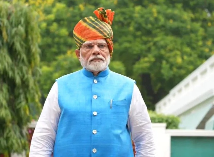 প্রধানমন্ত্রী এবছর একটি গেরুয়া রঙের পাগড়ি পরেছিলেন। তাঁর সাদা কুর্তা-চুরিদারের সঙ্গে গেরুয়া রঙের বন্ধগলা জ্যাকেট এবং একটি তেরঙ্গা উত্তরীয় পরে তিনি দেশবাসীর সামনে আসেন। প্রতি বছরই প্রধানমন্ত্রীর পাগড়ি আলোচনার বিষয় হয়ে ওঠে। গত কয়েক বছরে তাঁর পাগড়িগুলোতে বৈচিত্র্য দেখা গেছে: